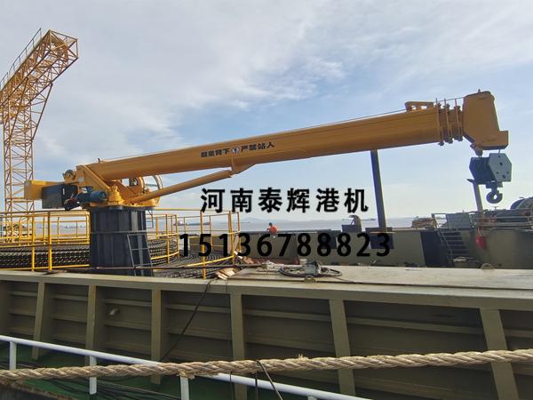 船用吊机如何在摇晃甲板上实现万吨级货物稳定吊装