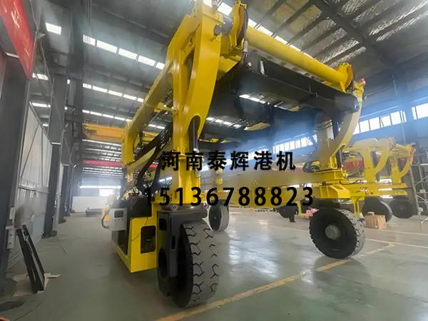 集装箱转运选哪种？轮胎式跨运车优势到底在哪里？